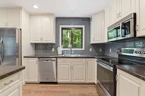 Kitchen - 142 Saunders Dr, Saw Creek, PA 18324 photo 3 of 4