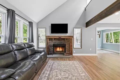 Living - 142 Saunders Dr, Saw Creek, PA 18324 photo 1 of 1