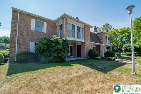 2705 Rolling Green Dr, Macungie, PA 18062
