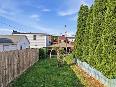 32 Clay St, New Philadelphia, PA 17959