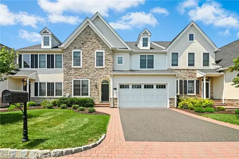 1980 Carriage Knoll Dr, Bethlehem, PA 18015