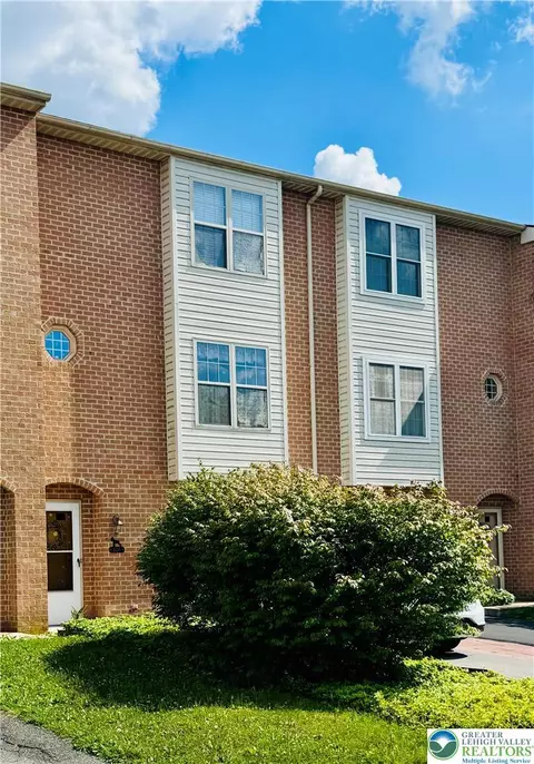 324 W 2nd St, Alburtis, PA 18011