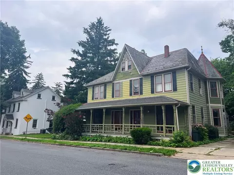16 W Center St, Nazareth, PA 18064