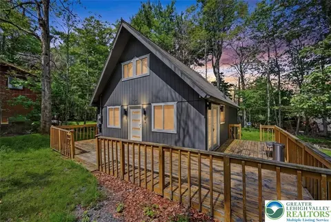 1717 Rolling Hills Dr, Coolbaugh Twp, PA 18466