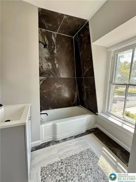 Bath - 720 Park St, Fullerton, PA 18052 photo 3 of 6