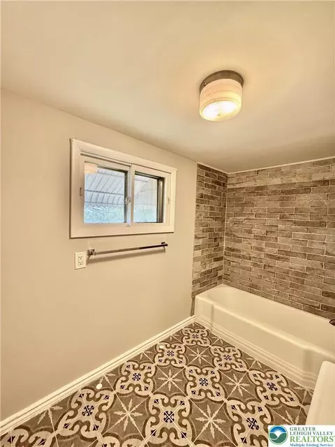 Bath - 720 Park St, Fullerton, PA 18052 photo 6 of 6