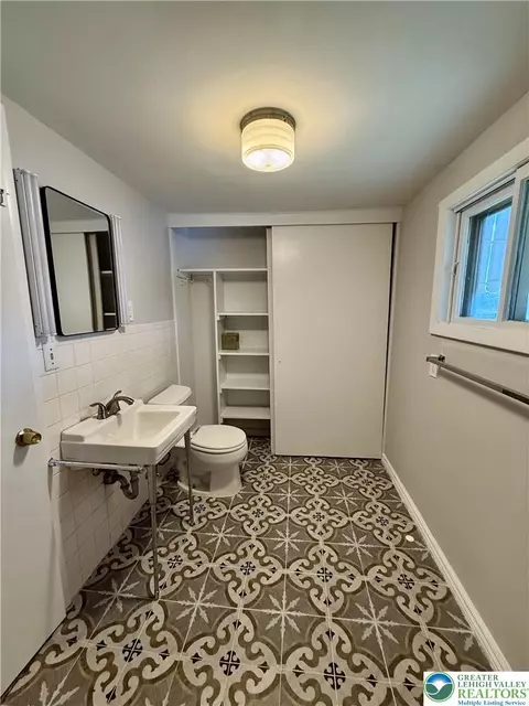 Bath - 720 Park St, Fullerton, PA 18052 photo 4 of 6