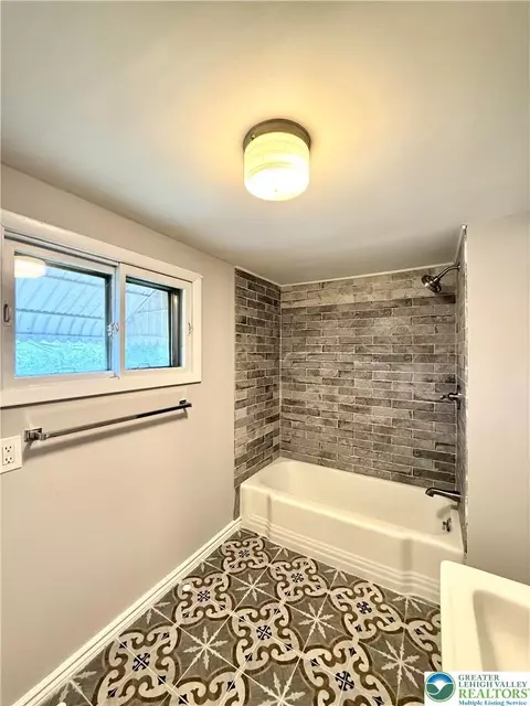 Bath - 720 Park St, Fullerton, PA 18052 photo 5 of 6