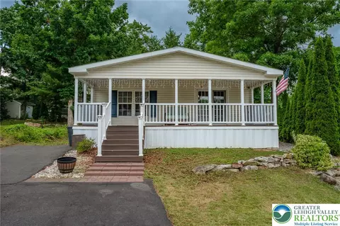 211 Hope Dr, New Ringgold, PA 17960