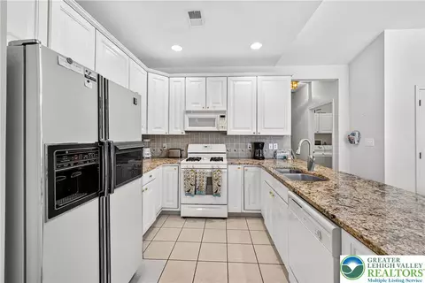Kitchen - 1862 Gregory Pl, Hellertown, PA 18055 photo 2 of 3