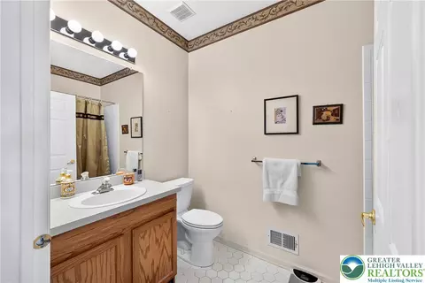 Bath - 1862 Gregory Pl, Hellertown, PA 18055 photo 2 of 2