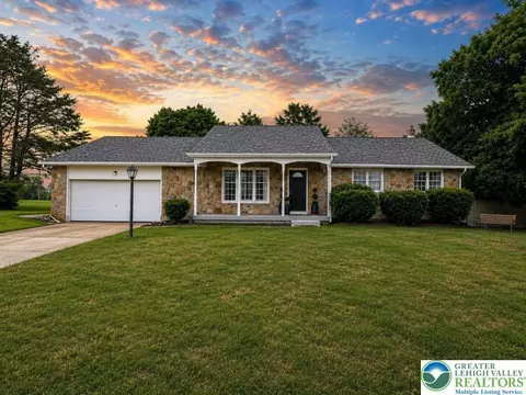576 Horseshoe Dr, Easton, PA 18040