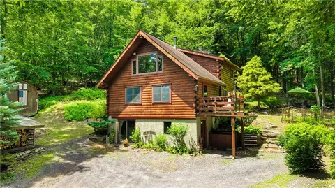 230 W Creek Dr, Lehighton, PA 18235