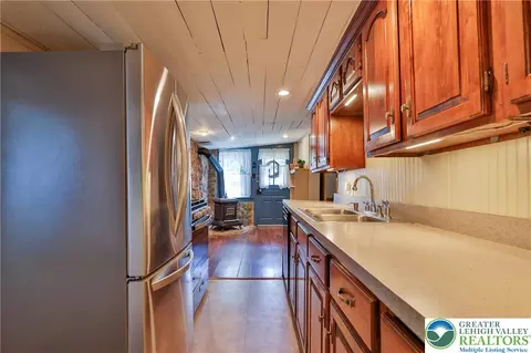 Kitchen - 666 Point Phillips Rd, Bath, PA 18014 photo 2 of 4