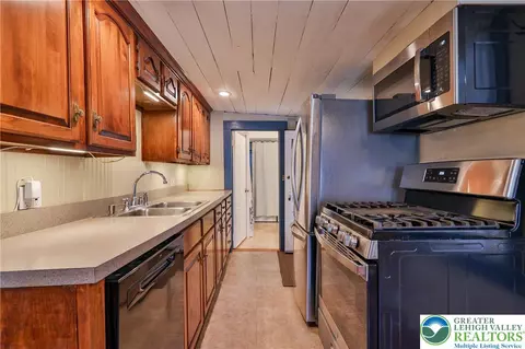 Kitchen - 666 Point Phillips Rd, Bath, PA 18014 photo 1 of 4
