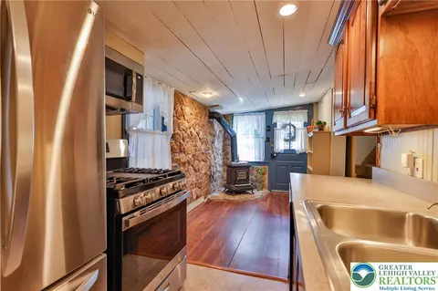 Kitchen - 666 Point Phillips Rd, Bath, PA 18014 photo 3 of 4