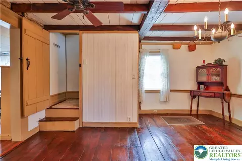 Entry Way - 666 Point Phillips Rd, Bath, PA 18014 photo 4 of 8