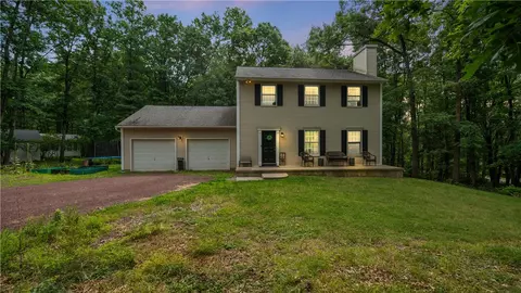 1306 N Rocky Mountain Dr, Effort, PA 18330