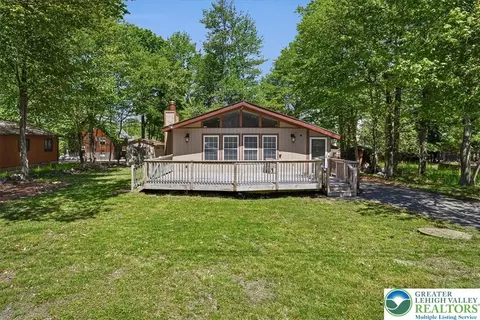 1739 Rolling Hills Dr, Coolbaugh Twp, PA 18466
