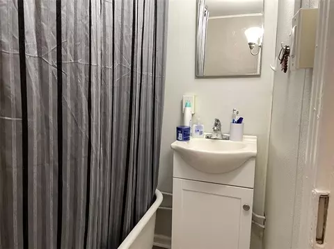 Bath - 57 E Garrison St, Bethlehem, PA 18018 photo 5 of 7