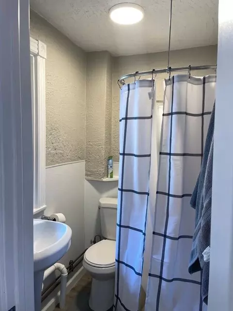 Bath - 57 E Garrison St, Bethlehem, PA 18018 photo 6 of 7