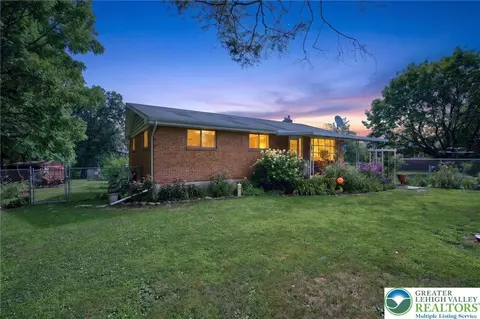 2944 Edgewood Ct, Orefield, PA 18069