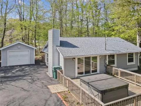 209 Greenbriar Cir, Coolbaugh Twp, PA 18466
