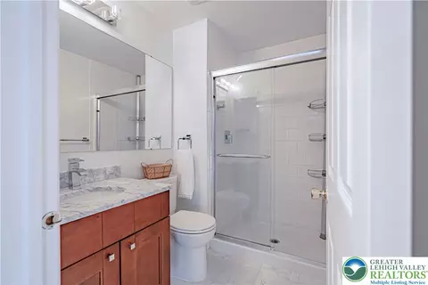 Bath - 1981 Willings Ln, Hellertown, PA 18055 photo 5 of 5