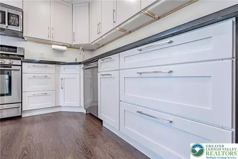 Kitchen - 1981 Willings Ln, Hellertown, PA 18055 photo 2 of 5