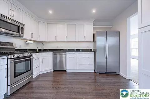 Kitchen - 1981 Willings Ln, Hellertown, PA 18055 photo 3 of 5