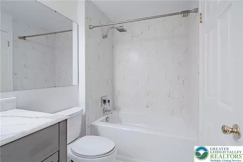 Bath - 1981 Willings Ln, Hellertown, PA 18055 photo 3 of 5