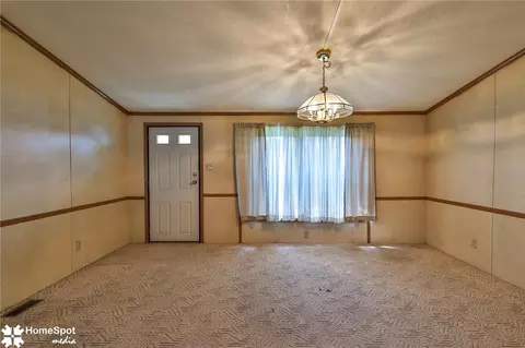 Living - 94 Juniper Ct, Bath, PA 18014 photo 2 of 7
