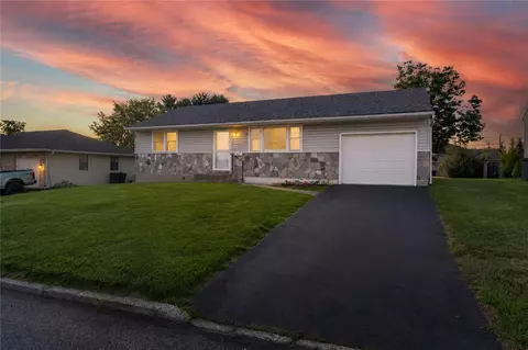 3315 Melrose Ln, Hokendauqua, PA 18052
