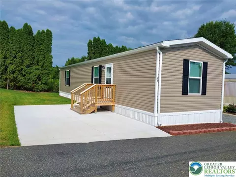 11 Woodland Ln, Mertztown, PA 19539