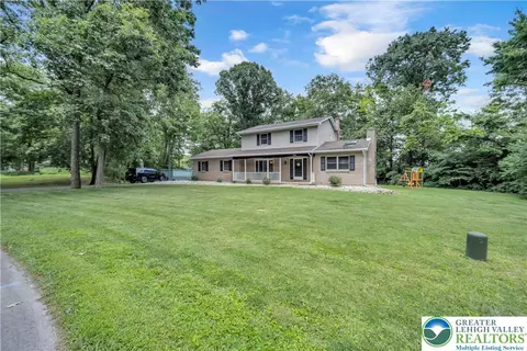 228 Woodland Dr, Nazareth, PA 18064