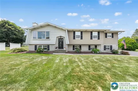541 Mountain View Rd, Nazareth, PA 18064