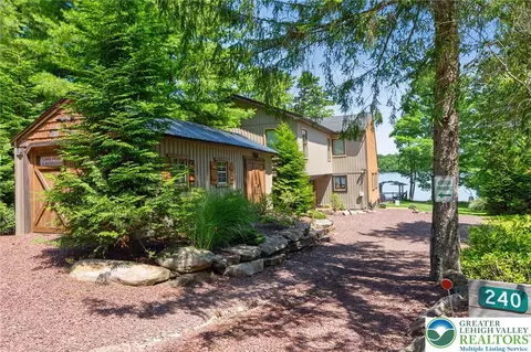 240 S Lake Dr, Lake Harmony, PA 18624