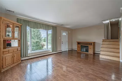 Living - 172 Grouse Dr, Bath, PA 18014 photo 2 of 8