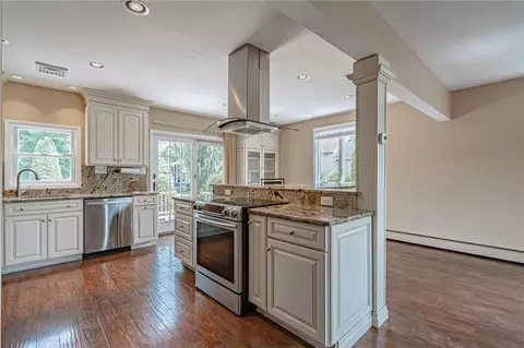 Kitchen - 172 Grouse Dr, Bath, PA 18014 photo 2 of 5