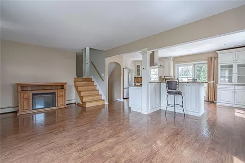 Living - 172 Grouse Dr, Bath, PA 18014 photo 4 of 8