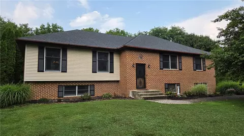 3733 Viewpoint Ct, Slatington, PA 18080