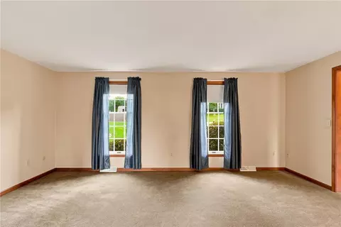 Living - 6090 Stone Post Rd, Bath, PA 18014 photo 2 of 5