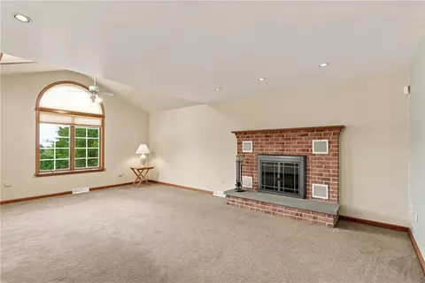 Living - 6090 Stone Post Rd, Bath, PA 18014 photo 3 of 5
