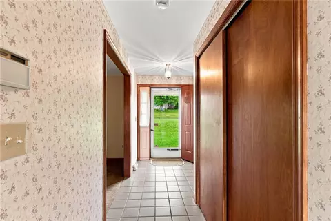 Entry Way - 6090 Stone Post Rd, Bath, PA 18014 photo 3 of 5