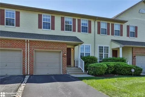 8145 Cross Creek Cir, Breinigsville, PA 18031