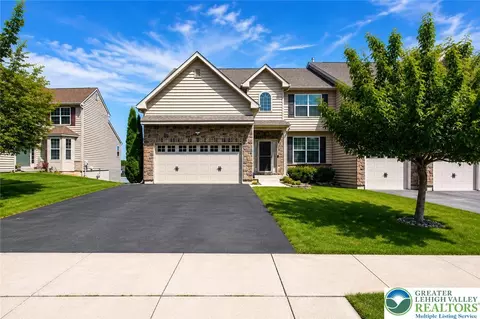 9675 Crescent Ln, Breinigsville, PA 18031