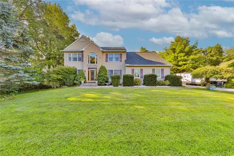 4132 Crest View Dr, Stroudsburg, PA 18360