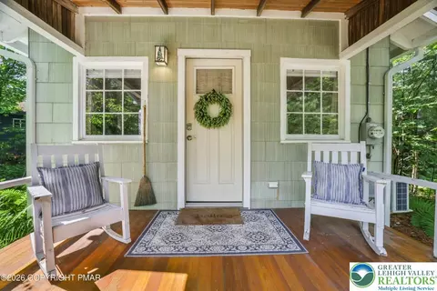 221 John St, Pocono Pines, PA 18350