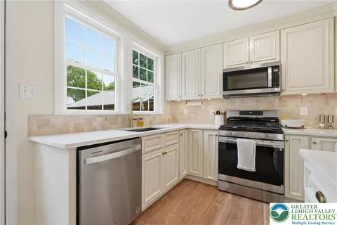Kitchen - 408 Maple Rd, Hellertown, PA 18055 photo 4 of 6