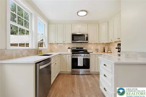 Kitchen - 408 Maple Rd, Hellertown, PA 18055 photo 3 of 6